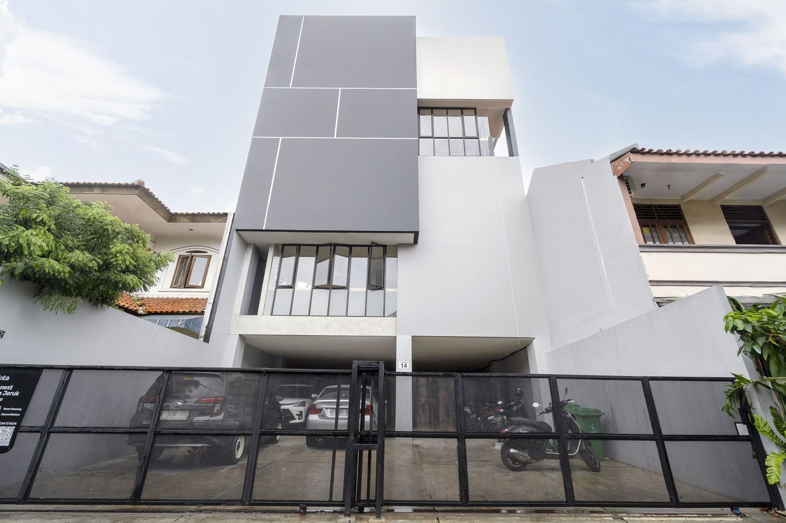 Dijual Kost 5 Lantai dengan lokasi SUPER STRATEGIS, hanya 5 menit jalan kaki ke Universitas Binus